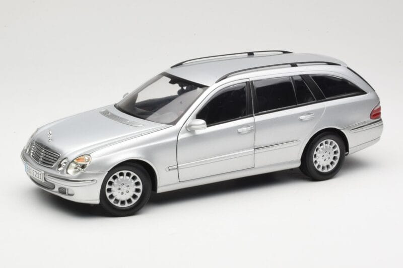 Mercedes E320 T-Modell S210 Elegance Сребрист Kyosho 1:18 B66962166 Метал