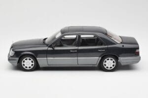 Mercedes E320 W124 Nautik Синьо Металик Dealer Edition AUTOart 1:18 B66040508 Метал — снимка 4 от 8