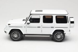 Mercedes G-Class G 500 W463A Diamond White Metallic Minichamps 1:18 113037111 Метал — снимка 4 от 8