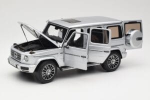 Mercedes G-Class G 500 W463A Iridium Silver Metallic Minichamps 1:18 113037112 Метал — снимка 2 от 8