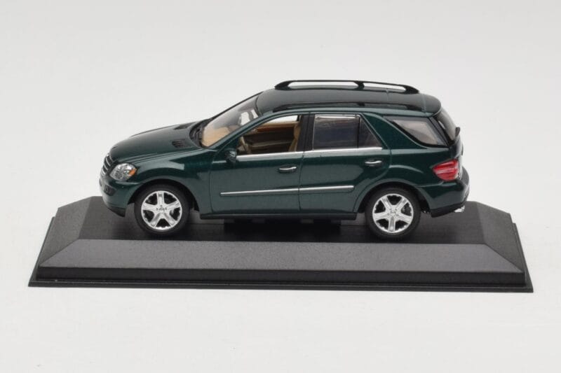 Mercedes ML 500 W164 Тъмнозелен Minichamps 1:43 400034500 Метал