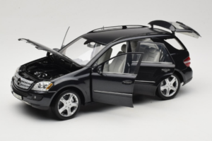 Mercedes ML W164 Obsidian Black Дилърско Издание Minichamps 1:18 B66962321 Метал — снимка 2 от 8