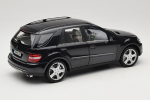 Mercedes ML W164 Obsidian Black Дилърско Издание Minichamps 1:18 B66962321 Метал — снимка 3 от 8
