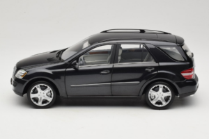 Mercedes ML W164 Obsidian Black Дилърско Издание Minichamps 1:18 B66962321 Метал — снимка 4 от 8