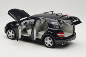 Mercedes ML W164 Obsidian Black Дилърско Издание Minichamps 1:18 B66962321 Метал — снимка 5 от 8