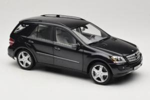Mercedes ML W164 Obsidian Black Дилърско Издание Minichamps 1:18 B66962321 Метал — снимка 6 от 8