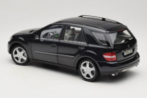 Mercedes ML W164 Obsidian Black Дилърско Издание Minichamps 1:18 B66962321 Метал — снимка 7 от 8
