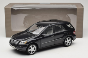 Mercedes ML W164 Obsidian Black Дилърско Издание Minichamps 1:18 B66962321 Метал — снимка 8 от 8