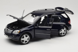 Mercedes ML W164 Tanzanite Blue Дилърско Издание Minichamps 1:18 B66962322 Метал — снимка 2 от 8