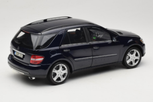Mercedes ML W164 Tanzanite Blue Дилърско Издание Minichamps 1:18 B66962322 Метал — снимка 3 от 8