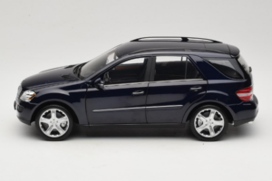 Mercedes ML W164 Tanzanite Blue Дилърско Издание Minichamps 1:18 B66962322 Метал — снимка 4 от 8