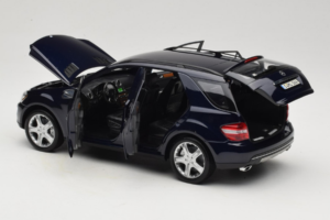 Mercedes ML W164 Tanzanite Blue Дилърско Издание Minichamps 1:18 B66962322 Метал — снимка 5 от 8