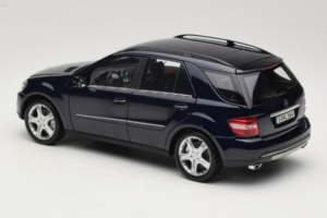 Mercedes ML W164 Tanzanite Blue Дилърско Издание Minichamps 1:18 B66962322 Метал — снимка 7 от 8