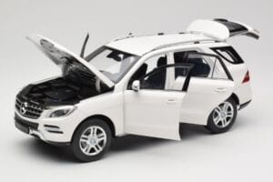 Mercedes ML W166 Бял Minichamps 1:18 100030101 Метал — снимка 2 от 8