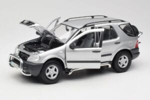 Mercedes ML320 W163 Сребрист Maisto 1:18 50319 Метал — снимка 2 от 8