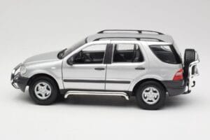 Mercedes ML320 W163 Сребрист Maisto 1:18 50319 Метал — снимка 4 от 8