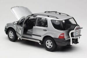 Mercedes ML320 W163 Сребрист Maisto 1:18 50319 Метал — снимка 5 от 8