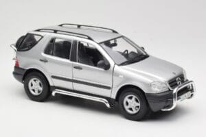 Mercedes ML320 W163 Сребрист Maisto 1:18 50319 Метал — снимка 6 от 8