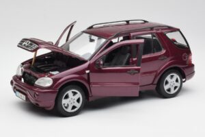 Mercedes ML55 AMG W163 Лилав Maisto 1:18 31876 Метал — снимка 2 от 8
