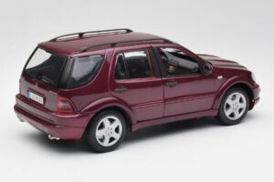 Mercedes ML55 AMG W163 Лилав Maisto 1:18 31876 Метал — снимка 3 от 8