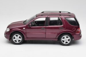 Mercedes ML55 AMG W163 Лилав Maisto 1:18 31876 Метал — снимка 4 от 8