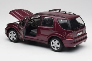Mercedes ML55 AMG W163 Лилав Maisto 1:18 31876 Метал — снимка 5 от 8