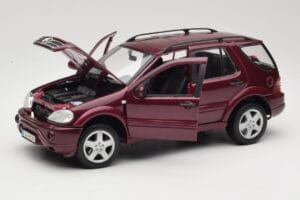 Mercedes ML55 AMG W163 Червен Maisto 1:18 50348 Метал — снимка 2 от 8
