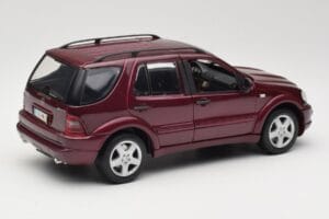Mercedes ML55 AMG W163 Червен Maisto 1:18 50348 Метал — снимка 3 от 8