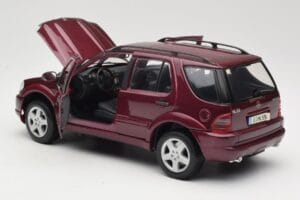 Mercedes ML55 AMG W163 Червен Maisto 1:18 50348 Метал — снимка 5 от 8