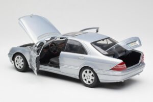 Mercedes S-Class W220 Светлосин Maisto 1:18 56050 Метал — снимка 5 от 8