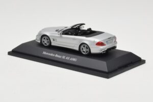 Mercedes SL 63 AMG R230 Silver Metallic Minichamps 1:43 B66960018 Метал — снимка 3 от 4