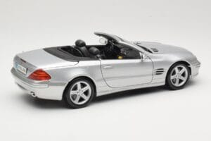 Mercedes SL R230 Сребрист Maisto 1:18 B66962125 Метал — снимка 3 от 8