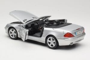 Mercedes SL R230 Сребрист Maisto 1:18 B66962125 Метал — снимка 5 от 8