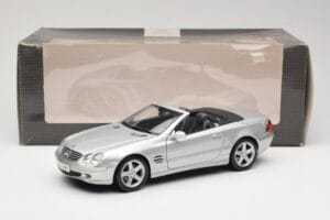 Mercedes SL R230 Сребрист Maisto 1:18 B66962125 Метал — снимка 8 от 8