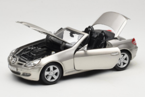Mercedes SLK R171 Светло Бронзово Металик Maisto 1:18 31674-R1 Метал — снимка 2 от 8