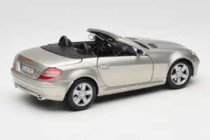 Mercedes SLK R171 Светло Бронзово Металик Maisto 1:18 31674-R1 Метал — снимка 3 от 8