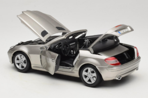 Mercedes SLK R171 Светло Бронзово Металик Maisto 1:18 31674-R1 Метал — снимка 5 от 8