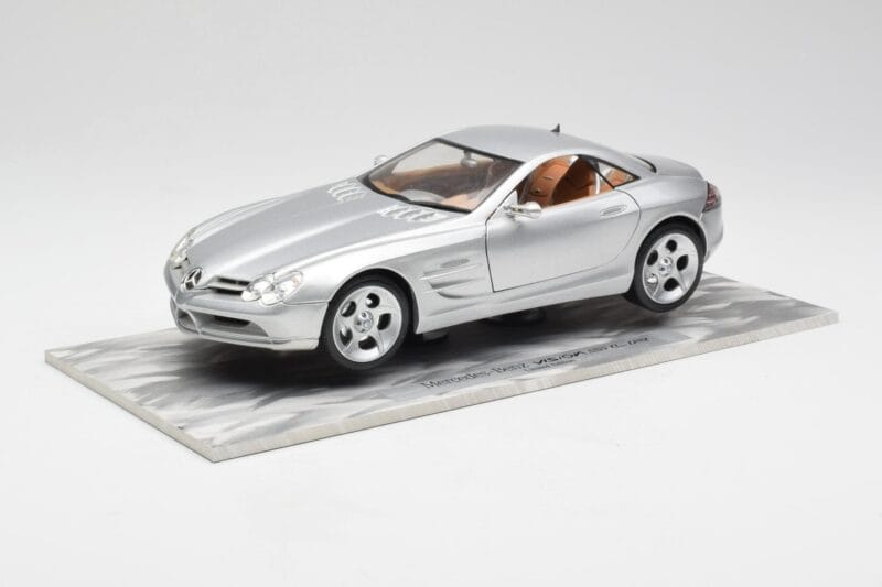 Mercedes SLR Vision Сребрист Лимитирана Серия С Алуминиева Основа Bburago 1:18 B66962102 Метал