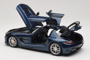 Mercedes SLS AMG Black Series Daytona Blue Metallic Minichamps 1:18 110033026 Метал — снимка 5 от 8