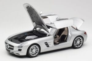 Mercedes SLS AMG C197 Iridium Сребрист Minichamps 1:18 100039026 Метал — снимка 2 от 8