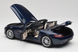 Mercedes SLS AMG R197 Roadster South Seas Син Minichamps 1:18 100039031 Метал — снимка 5 от 8