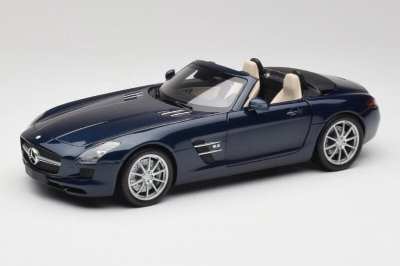 Mercedes SLS AMG R197 Roadster South Seas Син Minichamps 1:18 100039031 Метал