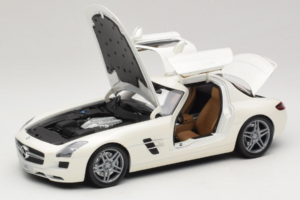 Mercedes SLS AMG Designo Mystic White Museum Edition Minichamps 1:18 B66055551 Метал — снимка 2 от 8