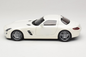 Mercedes SLS AMG Designo Mystic White Museum Edition Minichamps 1:18 B66055551 Метал — снимка 4 от 8
