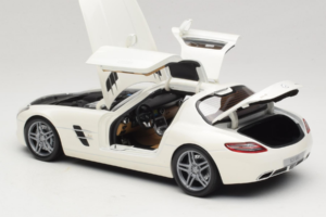 Mercedes SLS AMG Designo Mystic White Museum Edition Minichamps 1:18 B66055551 Метал — снимка 5 от 8