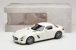 Mercedes SLS AMG Designo Mystic White Museum Edition Minichamps 1:18 B66055551 Метал — снимка 8 от 8