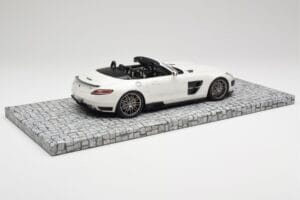 Mercedes Brabus SLS AMG 700 Biturbo Roadster Pearl Бял Minichamps 1:18 107032130 Метал — снимка 2 от 6