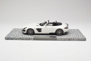 Mercedes Brabus SLS AMG 700 Biturbo Roadster Pearl Бял Minichamps 1:18 107032130 Метал — снимка 3 от 6