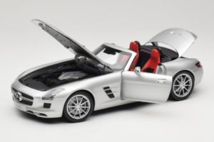 Mercedes SLS AMG Roadster Iridium Сребрист Minichamps 1:18 B66960078 Метал — снимка 2 от 8