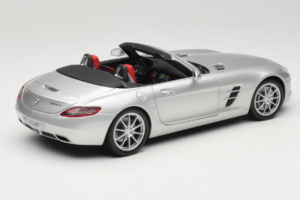 Mercedes SLS AMG Roadster Iridium Сребрист Minichamps 1:18 B66960078 Метал — снимка 3 от 8